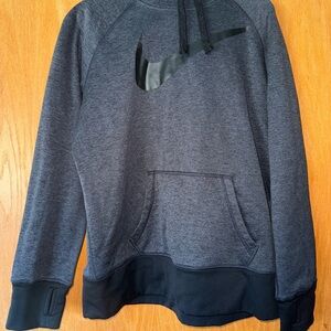 Nike Therma-Fit Fleece in Gray and Black